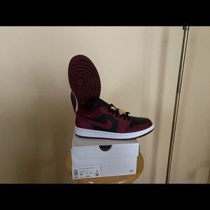 Air Jordan 1 low betroot women’s size 10